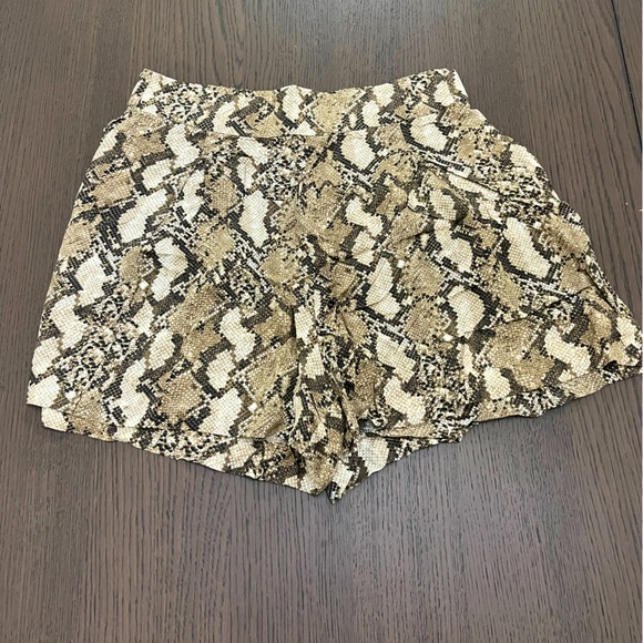 H&M - Snake Patterned High Waisted Shorts - Picture 1 of 2